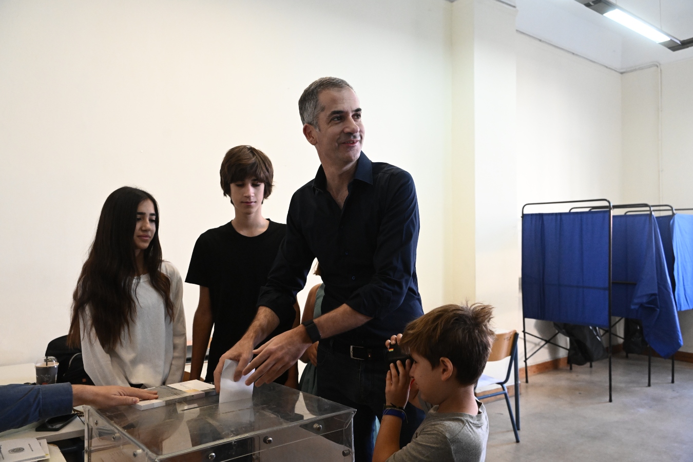 Ψήφισε ο Κώστας Μπακογιάννης: «Σήμερα οι Αθηναίοι και οι Αθηναίες αποφασίζουν για το μέλλον της πόλης» [vid]
