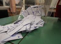 Έκλεισαν οι κάλπες, μεγάλη αποχή στον β’ γύρο [vid]