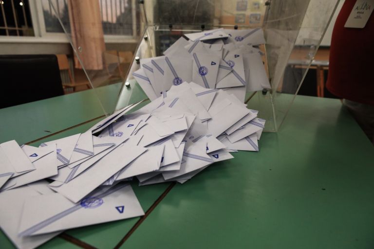 Έκλεισαν οι κάλπες, μεγάλη αποχή στον β’ γύρο [vid]