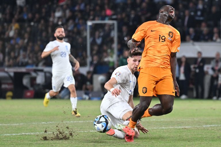 Greece loses out in late penalty against Netherlands [vid]