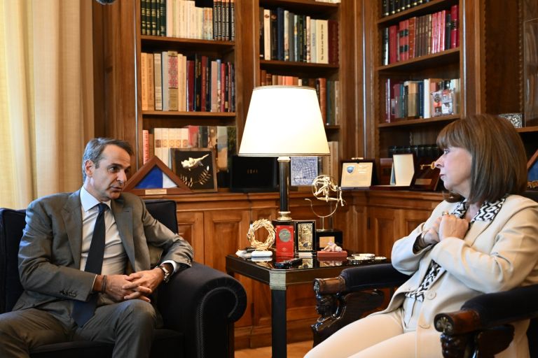 Μητσοτάκης σε Σακελλαροπούλου: «Ανησυχούμε για τις εξελίξεις στη Μέση Ανατολή» [vid]