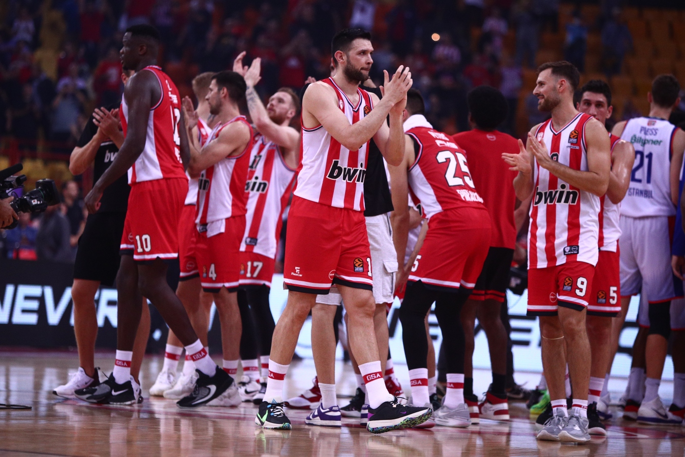 Ολυμπιακός Εφες: Οι ερυθρόλευκοι επικράτησαν 75-57, πριν το ντέρμπι με τον Παναθηναϊκό [vid]