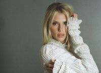 Αλληθωρίσαμε! Η Charlotte McKinney δεν μας λυπάται καθόλου