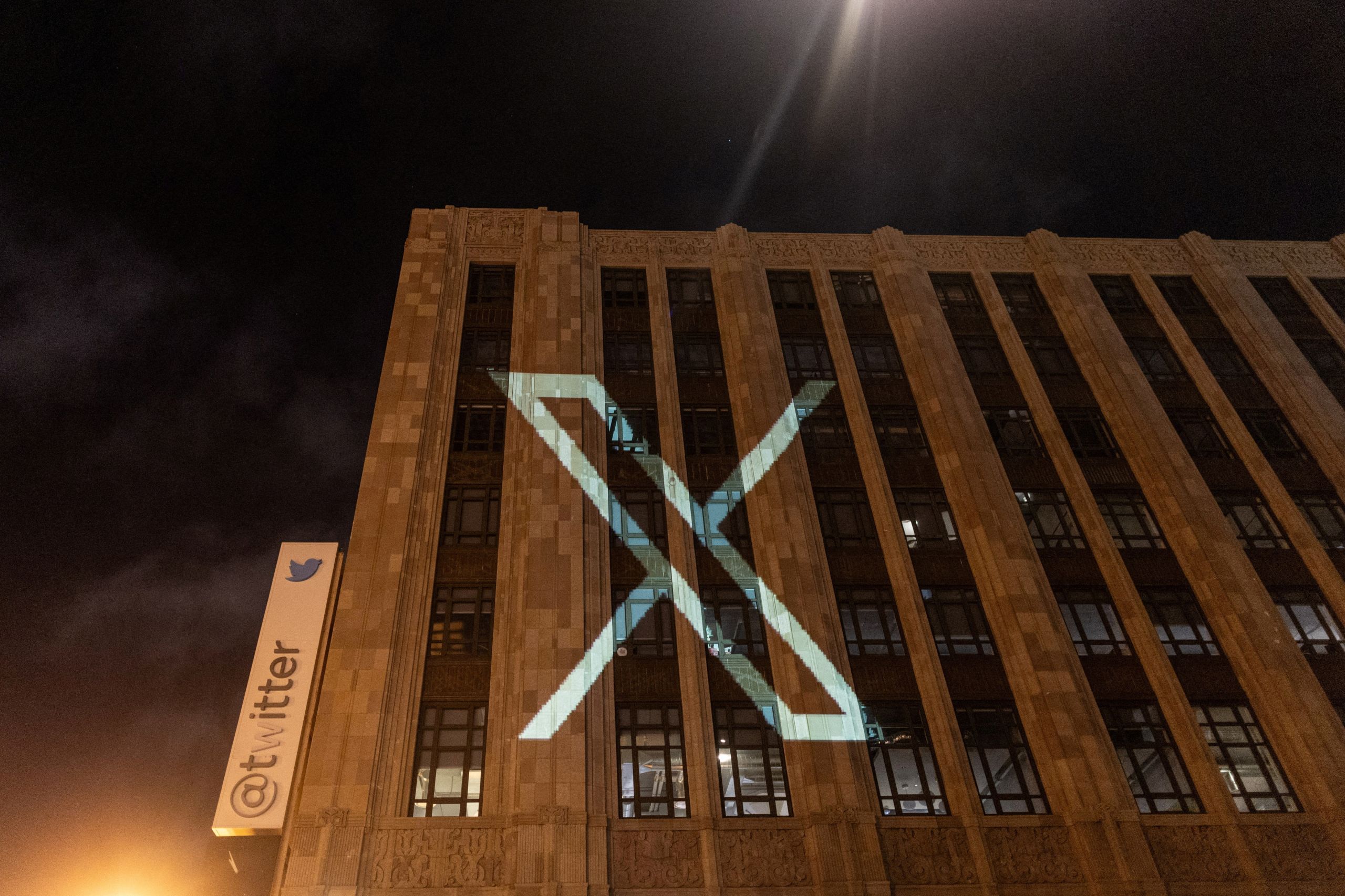 Twitter: Ένα χρόνο μετά την εξαγορά τα χρέη παραμένουν