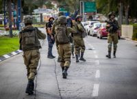 Τέταρτη ημέρα αιματηρού πολέμου στη Μέση Ανατολή – 100 νεκροί έχουν ανασυρθεί από το κιμπούτς