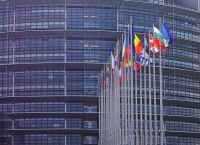 Η Ευρωπαϊκή Επιτροπή αναστέλλει κάθε παροχή βοήθειας προς την Παλαιστίνη