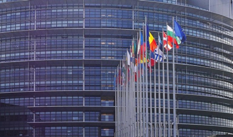 Η Ευρωπαϊκή Επιτροπή αναστέλλει κάθε παροχή βοήθειας προς την Παλαιστίνη