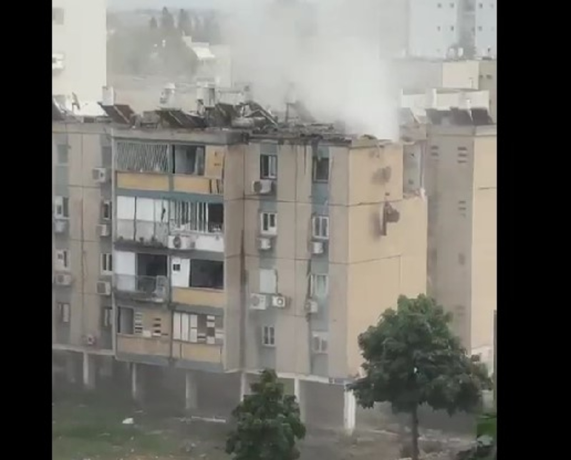 Μπαράζ επιθέσεων της Χαμάς στο Ισραήλ – Ρουκέτα έπληξε κτήριο στο Τελ Αβίβ [vid]