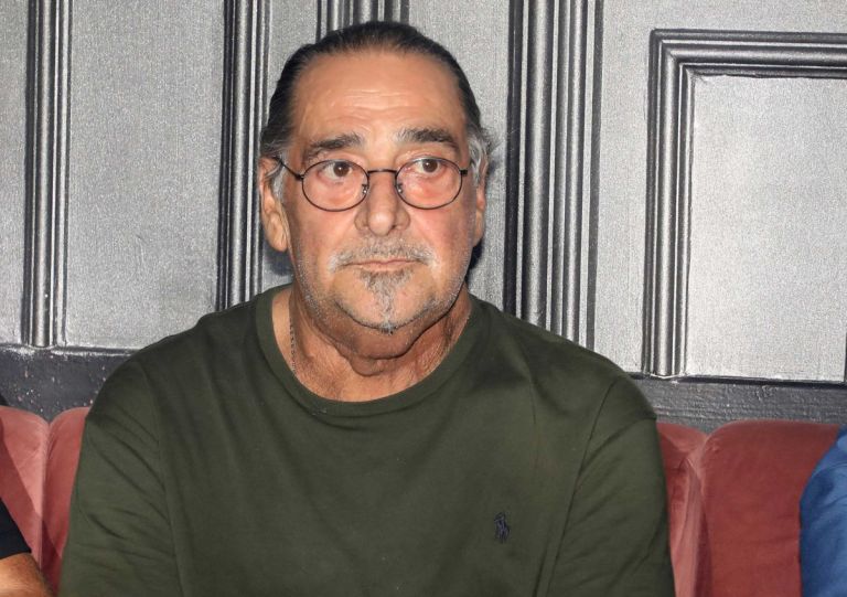 Βασίλης Καρράς: Δίνει μάχη για την ζωή του – Τι λένε οι συνεργάτες του [vid]