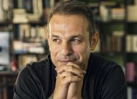 Ντέμης Νικολαϊδης: «Παλιά είχα πολλά κόμπλεξ. Δεν ήθελα να μιλάω στους δημοσιογράφους»