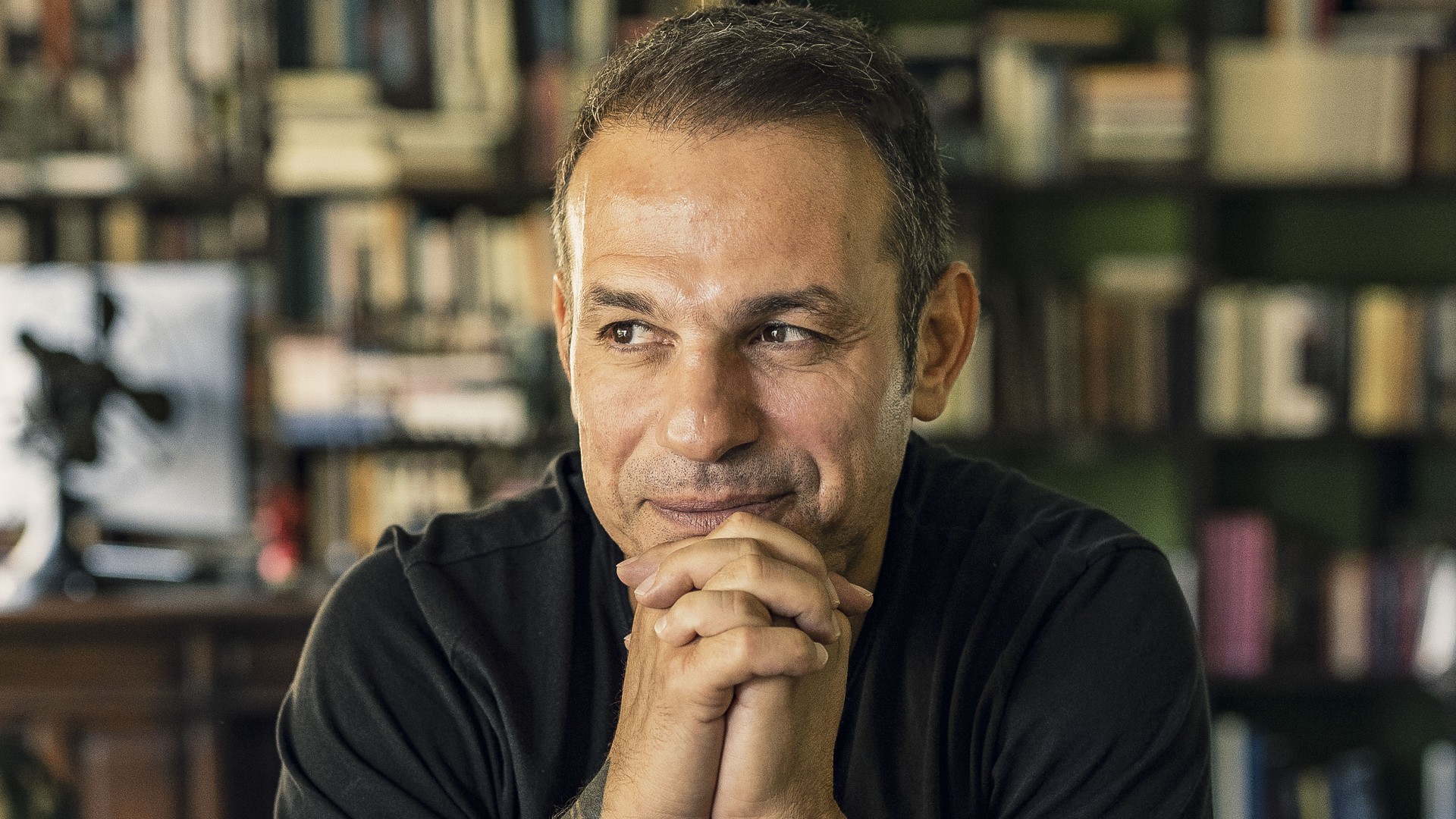Ντέμης Νικολαϊδης: «Παλιά είχα πολλά κόμπλεξ. Δεν ήθελα να μιλάω στους δημοσιογράφους»