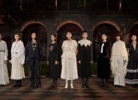 Dior Cruise 2024: Το λανσάρισμα της καμπάνιας που θα λάτρευε μέχρι και η Frida Kahlo
