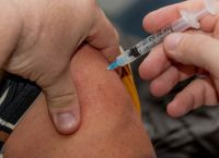 Γρίπη: Έρχεται το ενισχυμένο εμβόλιο για τους άνω των 65 ετών – Πότε πρέπει να εμβολιαστούμε