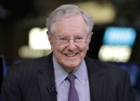 Steve Forbes: «Η επάνοδος της ελληνικής οικονομίας δίνει μαθήματα στις ΗΠΑ»
