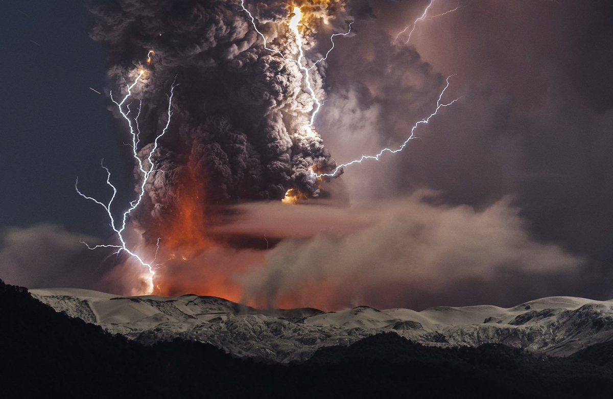 «Weather Photographer»: Φωτογραφίες με ηφαίστεια, κεραυνούς και ηλιοβασιλέματα ξεχώρισαν στον διαγωνισμό