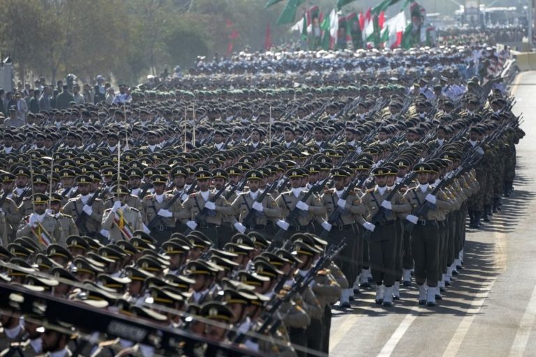 Αμερικανικά χτυπήματα σε εγκαταστάσεις των Φρουρών της Επανάστασης [vid]