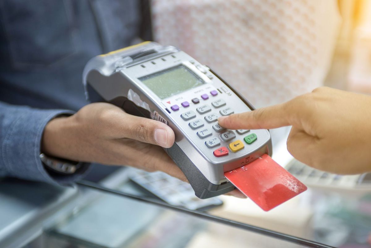 ΑΑΔΕ: Αγώνας δρόμου για διασύνδεση POS – ταμειακών μέχρι τέλος Φεβρουαρίου