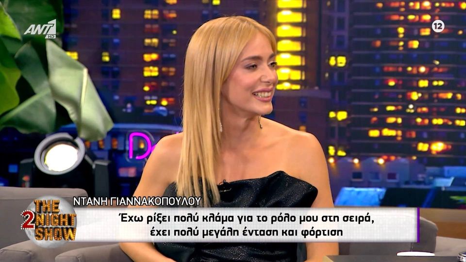 Η εντυπωσιακή ξανθιά ηθοποιός με το σούπερ μίνι φόρεμα στον Αρναούτογλου – Δεν σταμάτησε να το τραβάει
