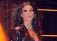 Ήβη Αδάμου: Με ντύσιμο που μοιάζει στη Βανδή εμφανίστηκε και τραγούδησε «να την χαίρεσαι»