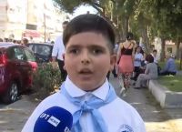 Συγκίνησε ο Λέανδρος, ο μαθητής με οπτική αναπηρία, ως σημαιοφόρος στη μαθητική παρέλαση