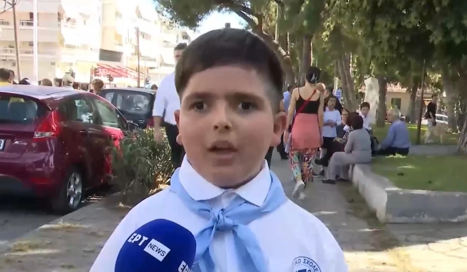 Συγκίνησε ο Λέανδρος, ο μαθητής με οπτική αναπηρία, ως σημαιοφόρος στη μαθητική παρέλαση