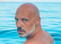 Νίκος Μουτσινάς: Δεν τον έβαλαν μέσα στη πτήση γιατί ζυγίζει πολλά κιλά [vid]