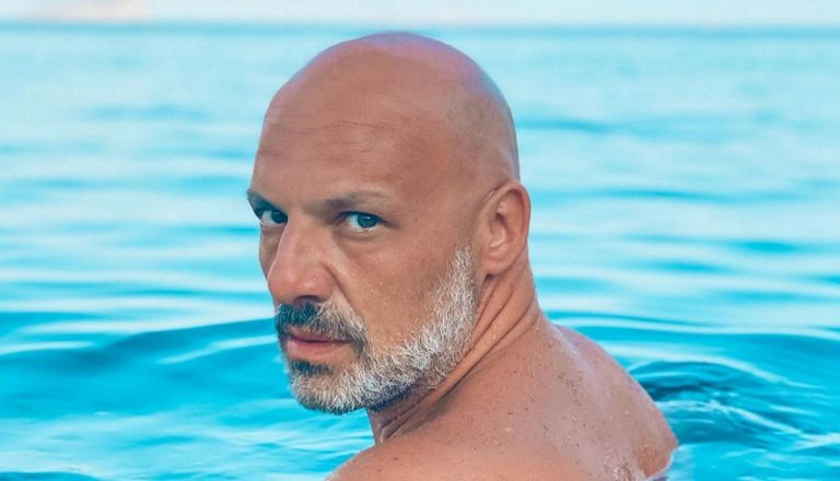 Νίκος Μουτσινάς: Δεν τον έβαλαν μέσα στη πτήση γιατί ζυγίζει πολλά κιλά [vid]