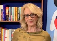 Θέμις Μπαζάκα: «Πεθαίνοντας άφησε χρήματα στη μητέρα μου και της είπε να μου πάρει το πρώτο μου μπλουτζίν» Θέμις Μπαζάκα: «Πεθαίνοντας άφησε χρήματα στη μητέρα μου και της είπε να μου πάρει το πρώτο μου μπλουτζίν»