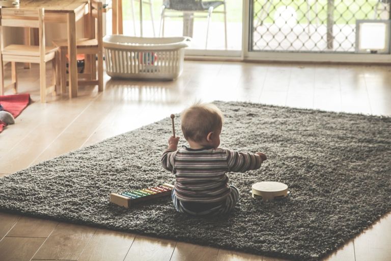 Δήμος της Ελλάδας χαρίζει 3.000 ευρώ σε κάθε νεογέννητο [vid]