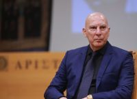 Νίκος Γκάλης: «Προέρχομαι από μια φτωχή οικογένεια που με έμαθαν να σέβομαι»