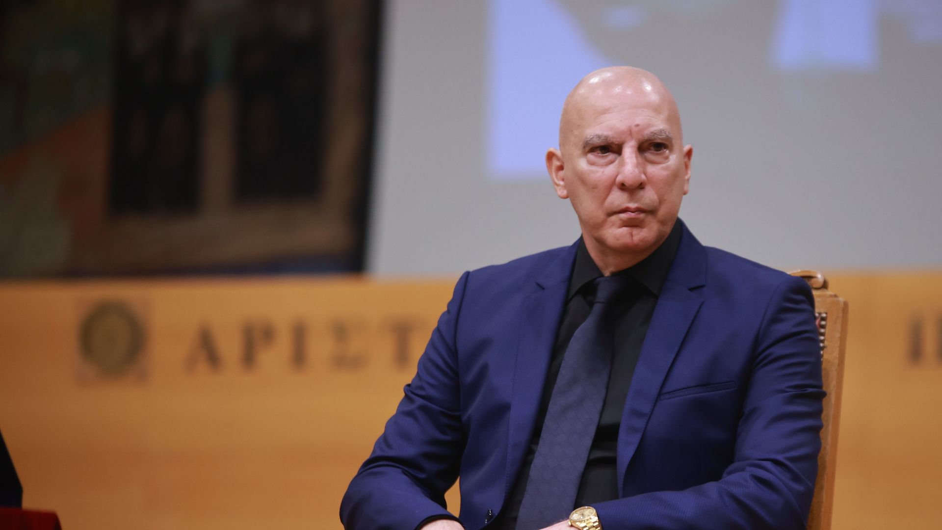 Νίκος Γκάλης: «Προέρχομαι από μια φτωχή οικογένεια που με έμαθαν να σέβομαι»