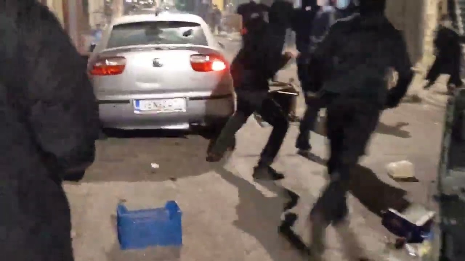 Επεισόδια σε Νέο Ηράκλειο και Εξάρχεια: “Δεν χτυπήθηκε από εμάς η 16χρονη”, λένε πηγές της ΕΛ.ΑΣ.