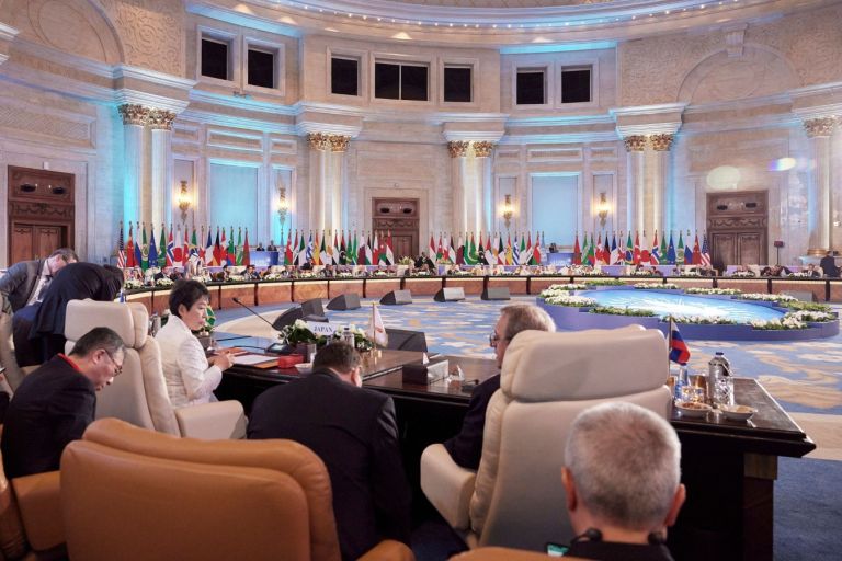 Σε εξέλιξη η Σύνοδος στο Κάιρο για το Μεσανατολικό: Δείτε live [vid]