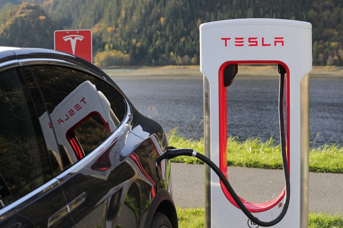 H Tesla ετοιμάζει οικονομικό ηλεκτρικό αυτοκίνητο των 25.000 ευρώ