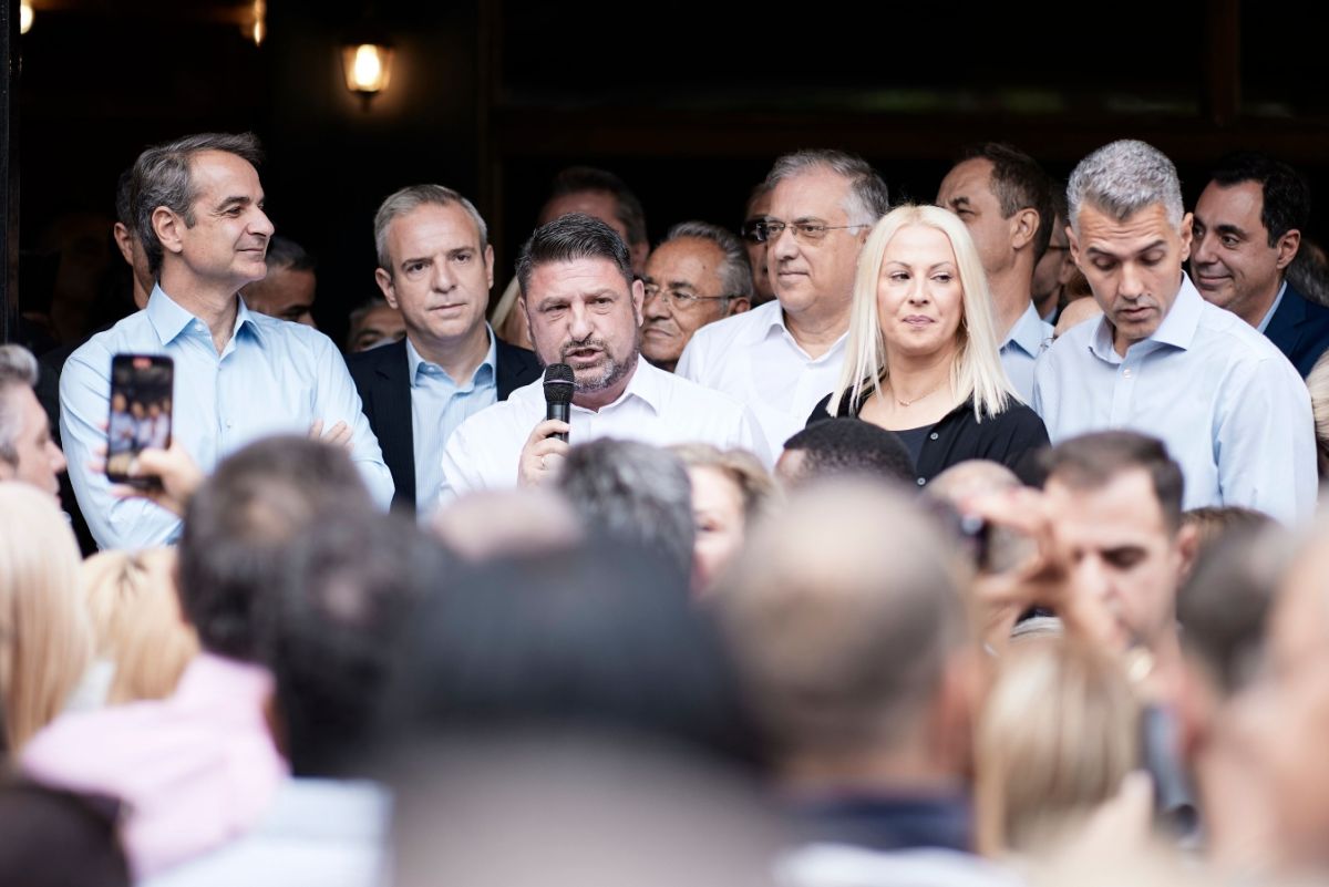 Πρώτη περιοδεία Μητσοτάκη στον Βύρωνα με τον Χαρδαλιά: “Τον στηρίζω ανεπιφύλακτα” [vid]