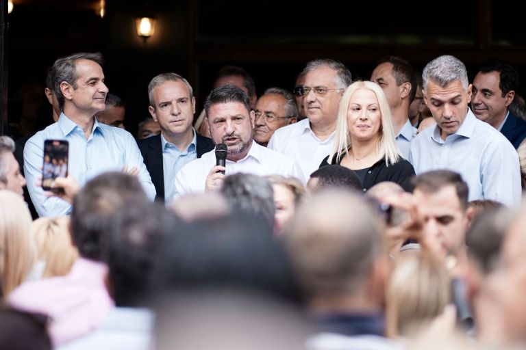 Πρώτη περιοδεία Μητσοτάκη στον Βύρωνα με τον Χαρδαλιά: “Τον στηρίζω ανεπιφύλακτα” [vid]