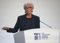 Οι τιμές σε τρόφιμα και καύσιμα ανησυχούν την Λαγκάρντ