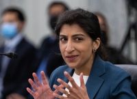 Λίνα Καν: Η γυναίκα που συγκρούστηκε με την Amazon για αθέμιτες πρακτικές