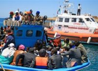 Ε.Ε.: Ενισχύει τις στρατιωτικές επιχειρήσεις στη Μεσόγειο ενάντια στην εμπορία μεταναστών