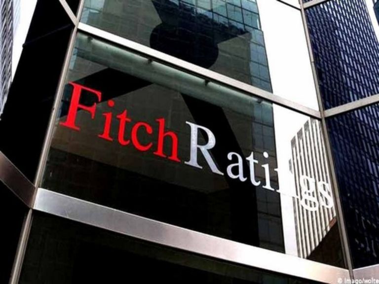 Fitch: Η Ελλάδα υπερ-αποδίδει σε μείωση χρέους και ανάπτυξη