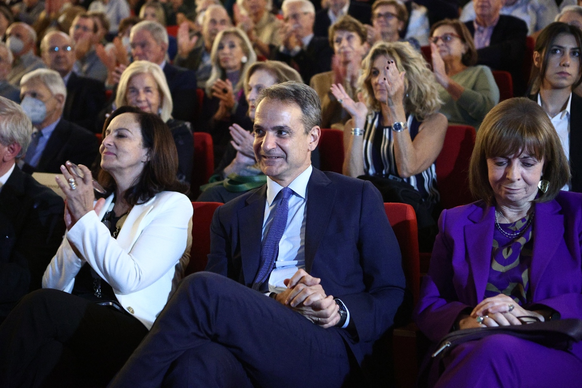 Πολιτικοί συμβολισμοί στις εκδηλώσεις για Σημίτη – Γιαννάκου