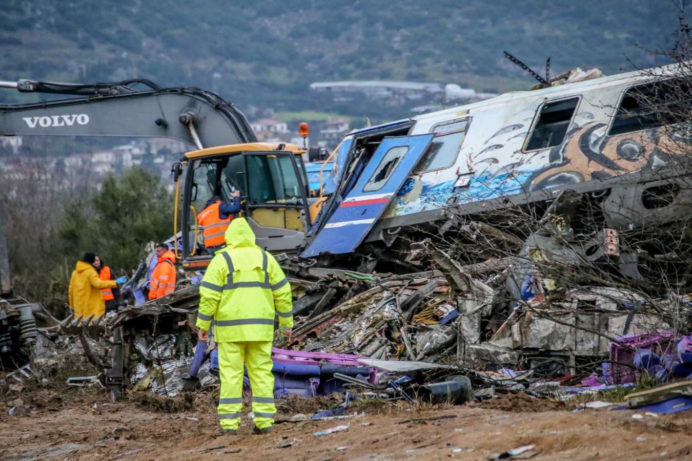 Τέμπη: Βρέθηκε το «μαύρο κουτί» του Intercity και βιολογικό υλικό [vid]