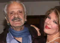 Σπύρος Φωκάς: Η σύζυγός του τον αποχαιρέτησε με ένα ζεϊμπέκικο μπροστά το φέρετρό του
