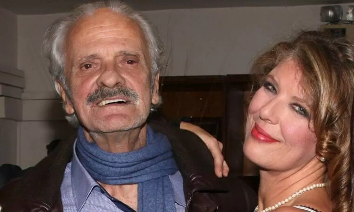 Σπύρος Φωκάς: Η σύζυγός του τον αποχαιρέτησε με ένα ζεϊμπέκικο μπροστά το φέρετρό του