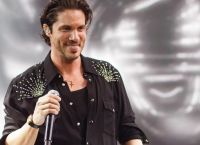 Νίκος Οικονομόπουλος: Σαν άγγελος έκανε πρεμιέρα στα μπουζούκια – Βουνό τα λουλούδια