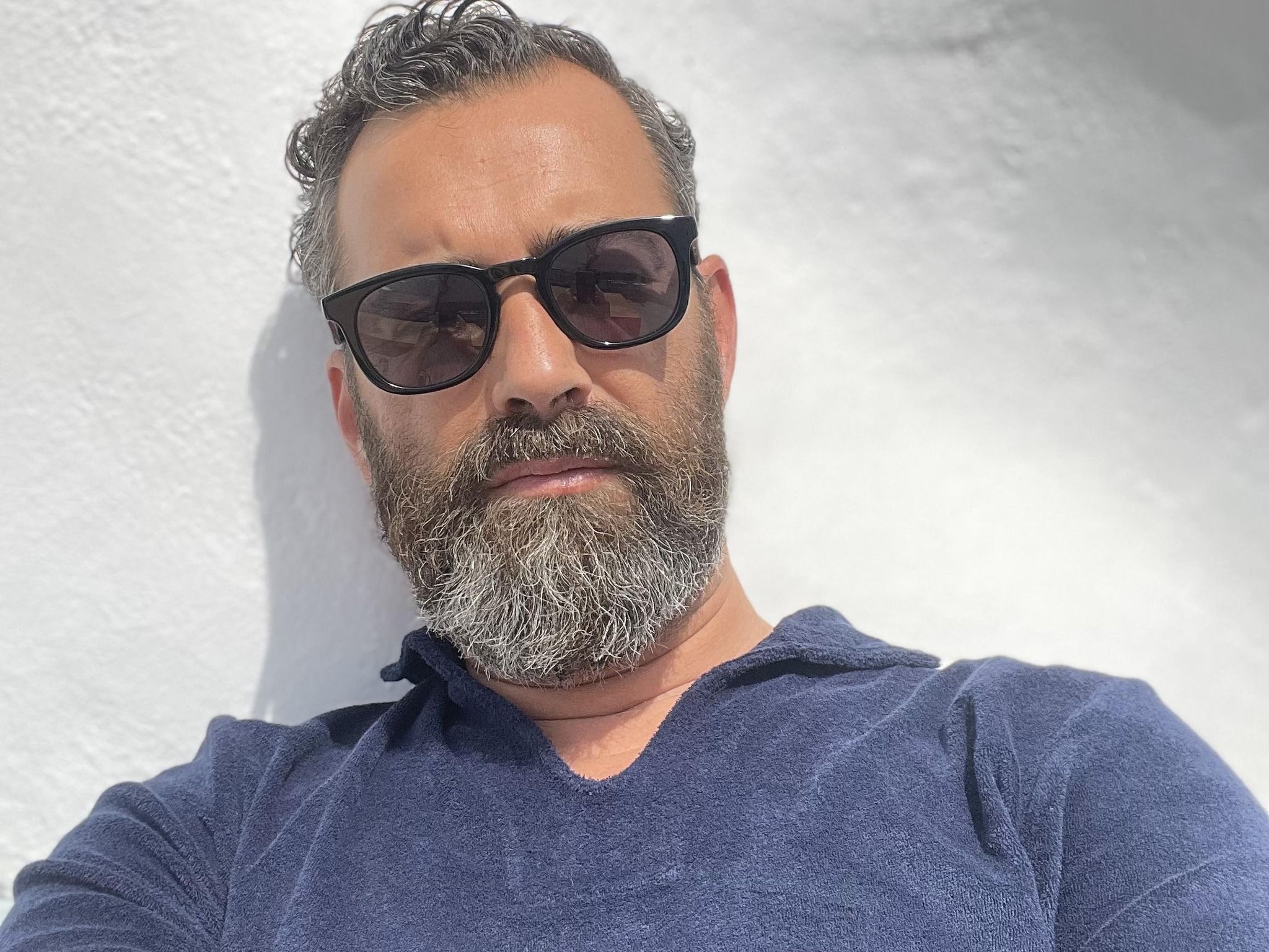 Μπράτης: «Εγώ είμαι γκέι και πληρώνω την ίδια εφορία με έναν στρέιτ θα έπρεπε να έχω ίδια δικαιώματα»