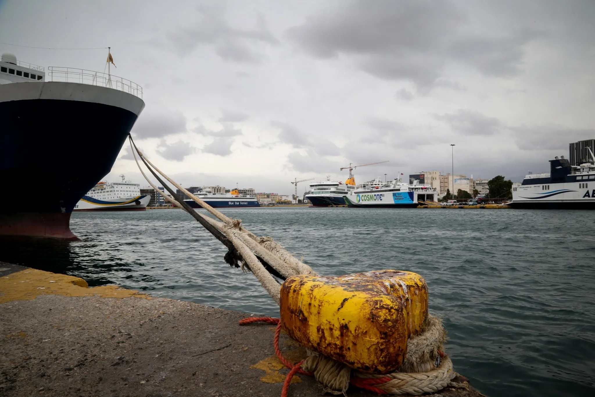 Δεμένα τα πλοία σε Πειραιά, Ραφήνα και Λαύριο