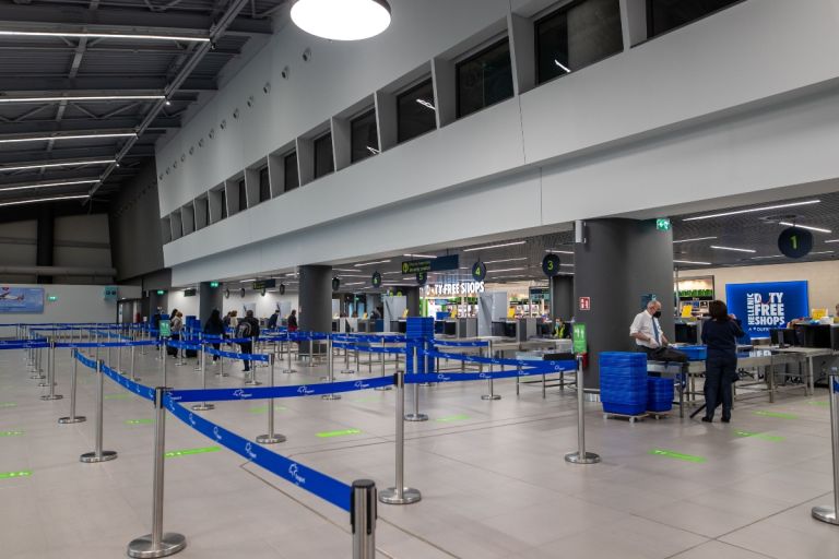 Κακοκαιρία: Άνεμοι 9 και 10 μποφόρ «σφυροκοπούν» τα αεροδρόμια της χώρας [vid]