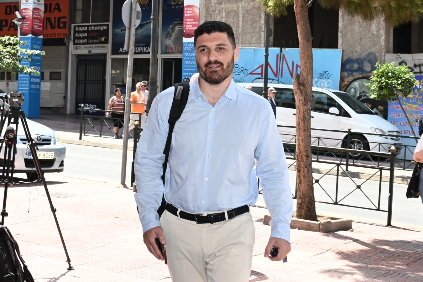 Τεμπονέρας: Βαθιά διχαστική και αντικαταστατική η πρόταση για δημοψήφισμα