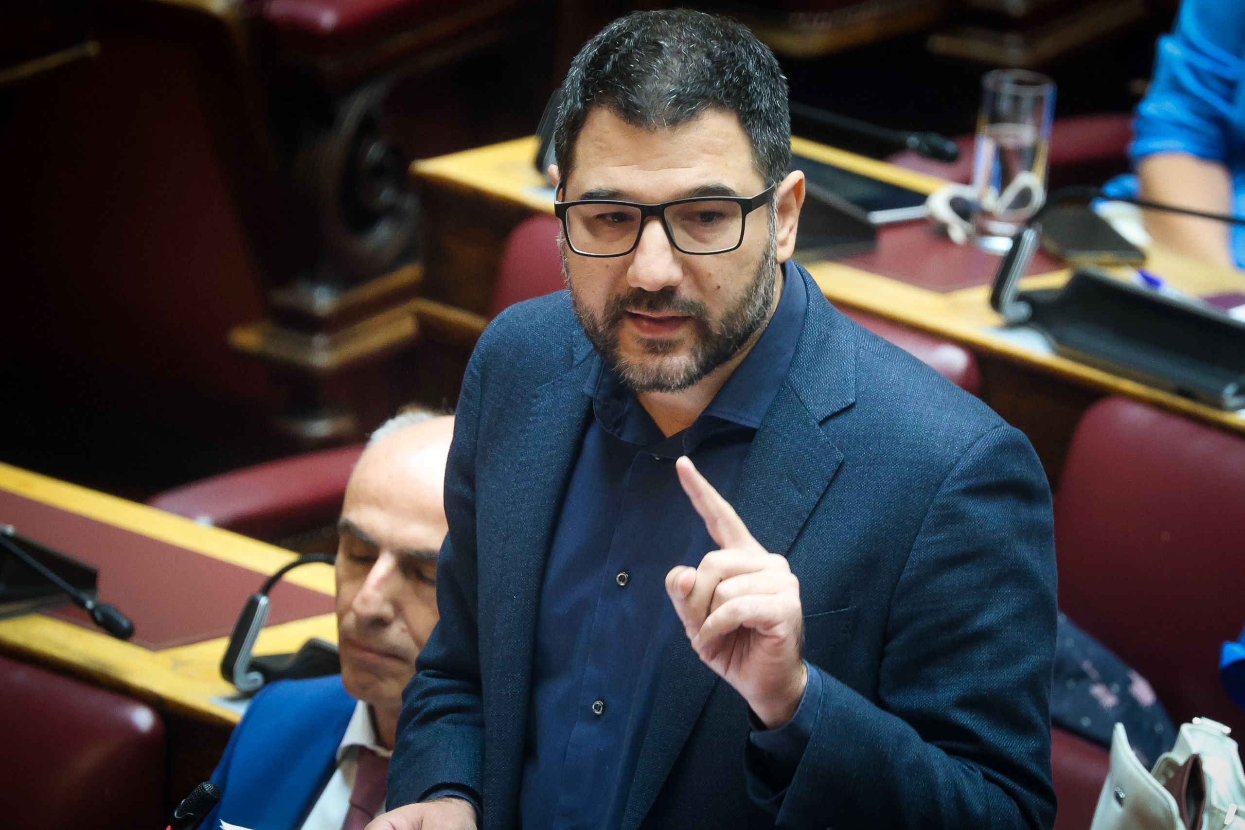 Ηλιόπουλος: «Βούρκος είναι να απαντάς στην πολιτική κριτική με προσωπικές επιθέσεις»